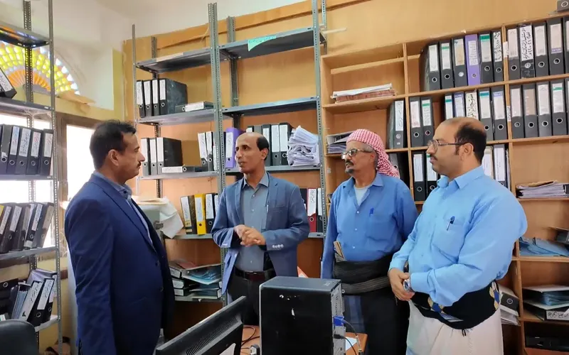 محافظ شبوة يوجه بإنشاء بوابة رقمية للامتحانات ويطلع على جاهزية استقبال 5 آلاف طالب