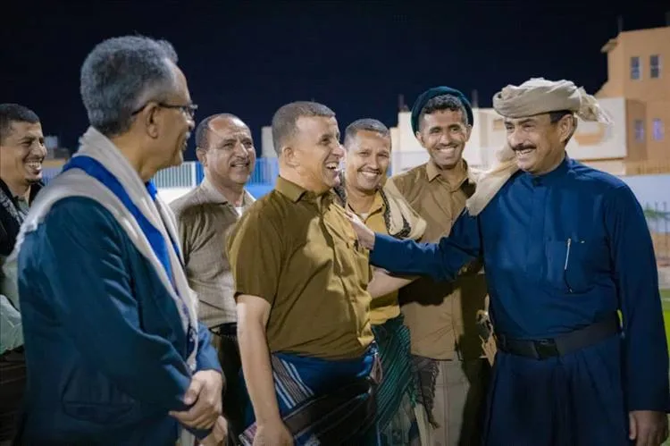 محافظ شبوة يدشن إنارة ملعب الخليفي ويشهد تتويج وحدة عدن بكأس الفعالية