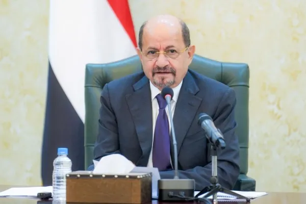 رئيس الوزراء يرحب باتفاق الإفراج عن 1750 محتجزاً ويشيد بالجهود السعودية