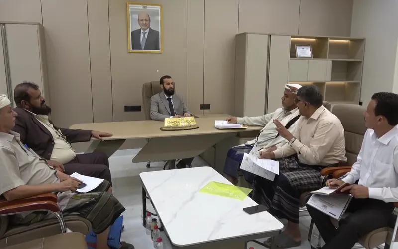 محافظ أبين يلتقي مدير عام المحفد لبحث أوضاع المديرية واحتياجاتها الخدمية والتنموية