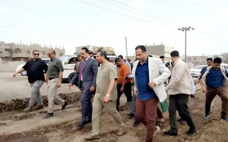 وزير الأشغال ومحافظ لحج يدشنان مشاريع لتطوير البنية التحتية للنقل