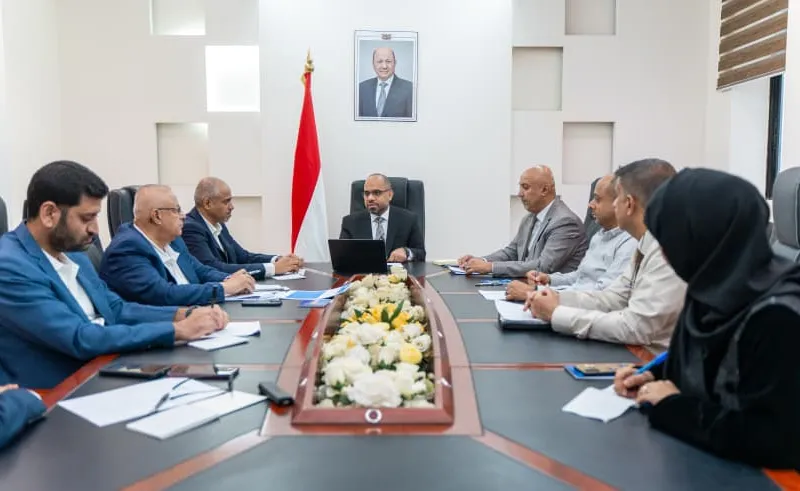 وزير الاتصالات يناقش تطوير الأداء المؤسسي وخطط القطاع