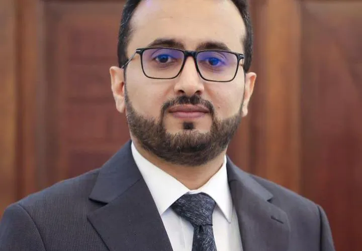 الوزير العولقي: إصدار تعاميم صرف العلاوات السنوية المستحقة وزيادة الرواتب بنسبة 20 بالمائة