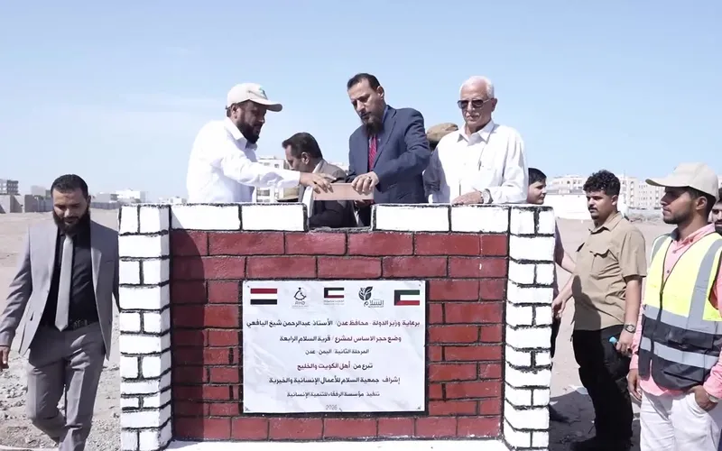 محافظ عدن يضع حجر أساس المرحلة الثانية من مشروع مدينة السلام السكنية بالبريقة