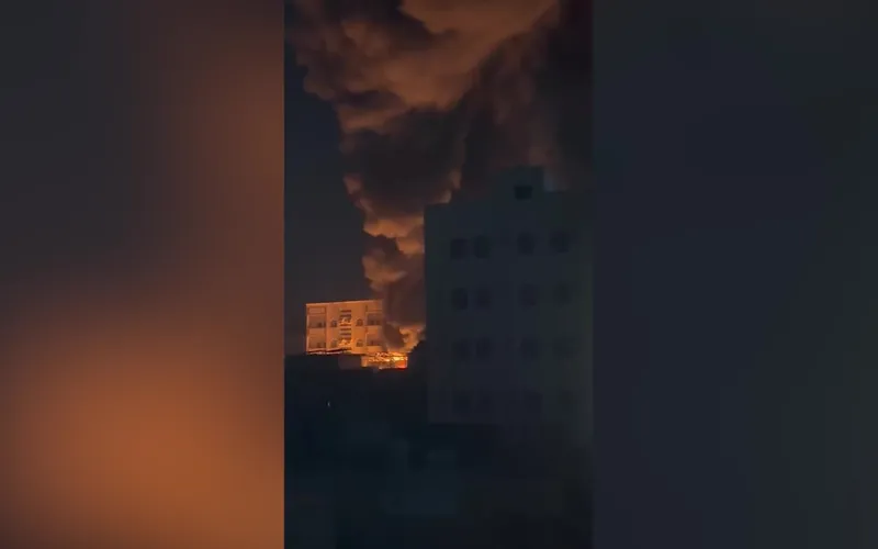 اندلاع حريق في محل تجاري بالعاصمة عدن والدفاع المدني يسيطر على النيران