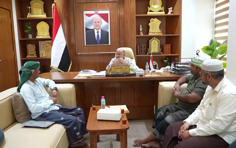 الخنبشي يناقش تعزيز استقرار الكهرباء وتأمين وقود محطات التوليد بحضرموت