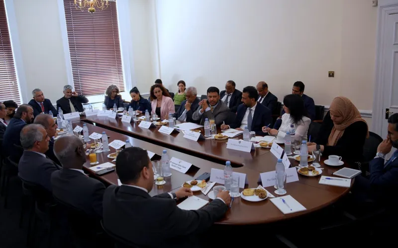 الدكتور عبدالله العليمي يبحث مع السفراء العرب في لندن تطورات الأوضاع في اليمن وتعزيز التنسيق الدبلوماسي