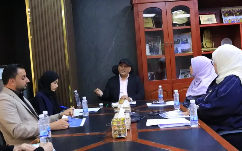 نائب وزير الصناعة يناقش آليات تمكين الشباب والمرأة ودعم المشروعات الصغيرة في عدن