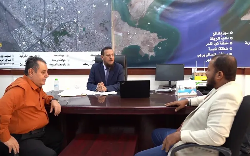 محافظ العاصمة عدن يتفقد سير العمل في صندوق النظافة ويؤكد دعم تحسين الخدمات