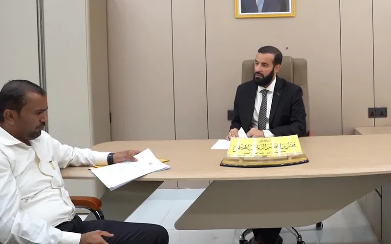 محافظ أبين يلتقي مدير عام سرار ويؤكد أهمية تحسين الخدمات في المديرية