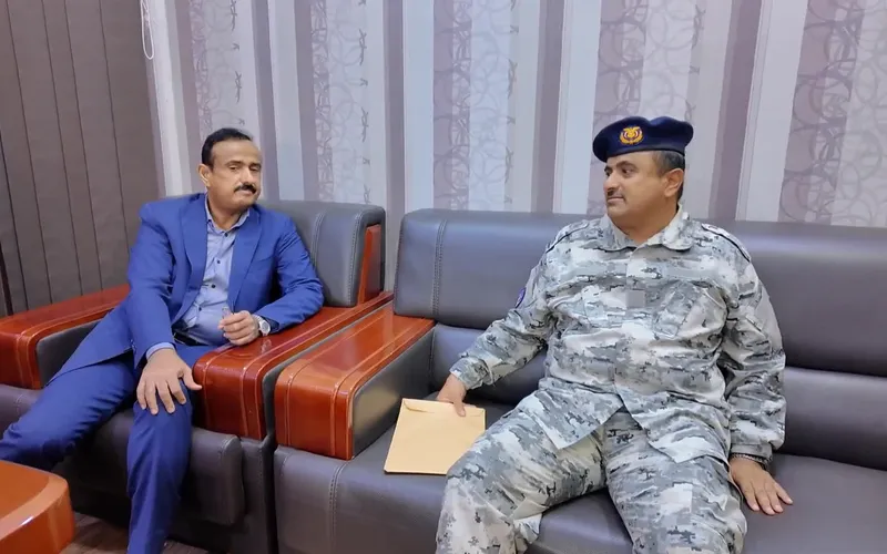 محافظ شبوة يناقش مع قيادة خفر السواحل سبل تعزيز الأمن البحري ومكافحة التهريب