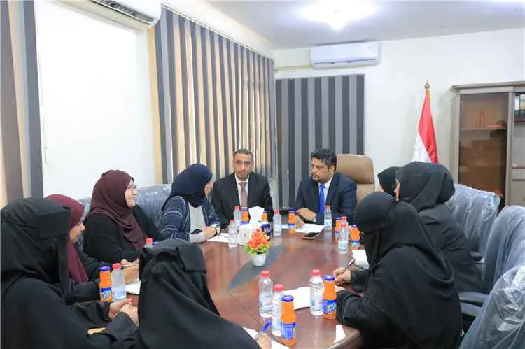 وزير التعليم الفني يناقش مع اللجنة الوطنية للمرأة سبل تمكين المرأة وتعزيز مشاركتها