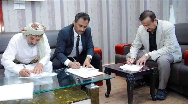 محافظ شبوة يشرف على توقيع عقد تأهيل وتوسعة الشارع الرئيس بمدينة عزان