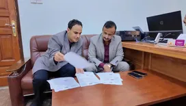 محافظ شبوة يوجه بإيجاد حلول جذرية لمشكلة زحف الرمال على الطرق الساحلية