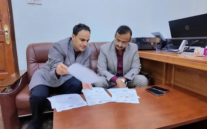 محافظ شبوة يوجه بإيجاد حلول جذرية لمشكلة زحف الرمال على الطرق الساحلية