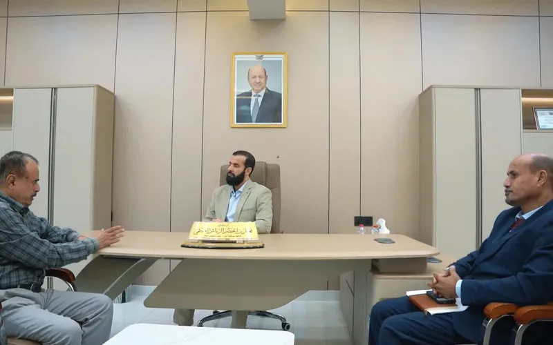 محافظ أبين يناقش آليات تفعيل النشاط الضريبي وتعزيز تحصيل الإيرادات