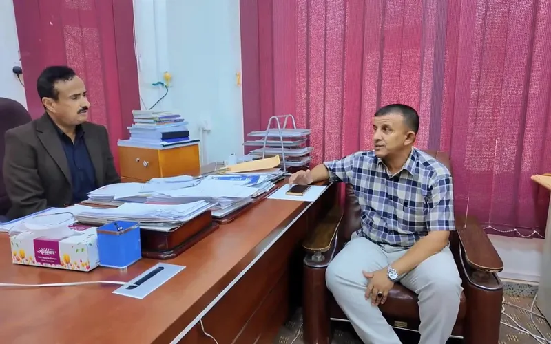 محافظ شبوة يطلع على نشاط مكتب الشباب والرياضة واستعداداته لبطولة أندية الدرجة الثالثة