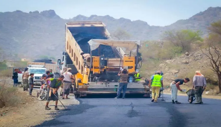الضالع.. بدء أعمال سفلتة طريق (الحصين – الشعيب) بتكلفة إجمالية تقارب 4 مليار ريال
