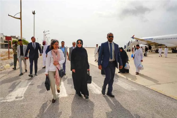 وكيلا حضرموت الحضرمي وباعلوي يستقبلان السفيرة الفرنسية في مطار الريان الدولي