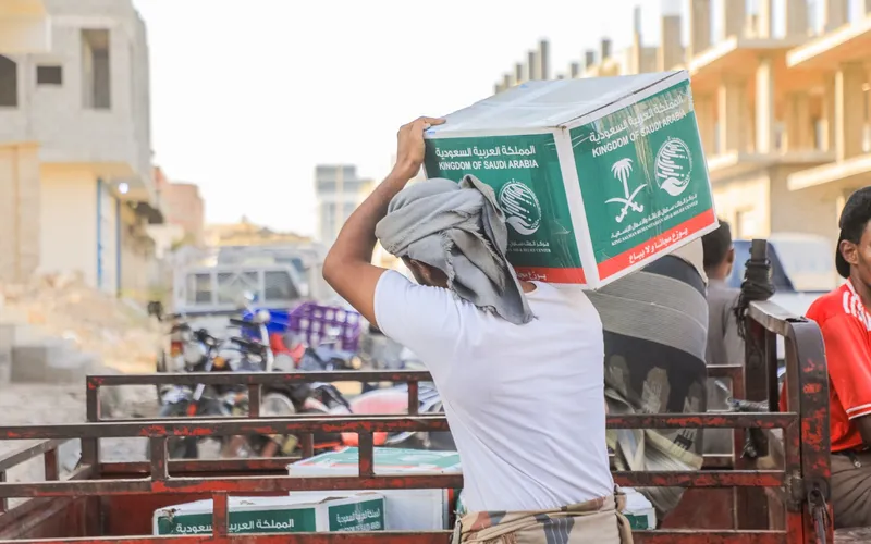مركز الملك سلمان للإغاثة يوزع ألفًا و174 سلة غذائية في مديرية المكلا بحضرموت