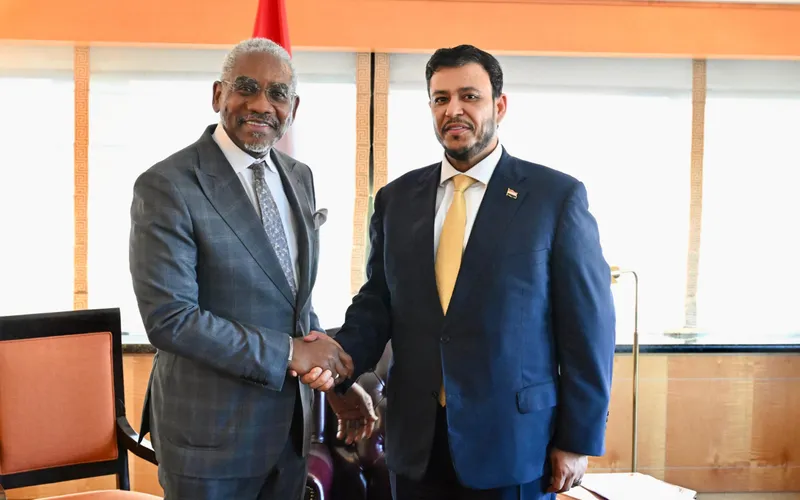 العليمي يبحث مع كبير الديمقراطيين في خارجية مجلس النواب الأمريكي تطورات اليمن والتهديدات الحوثية