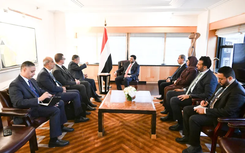 العليمي يبحث مع الأمين العام للجامعة العربية تطورات اليمن والأمن القومي العربي