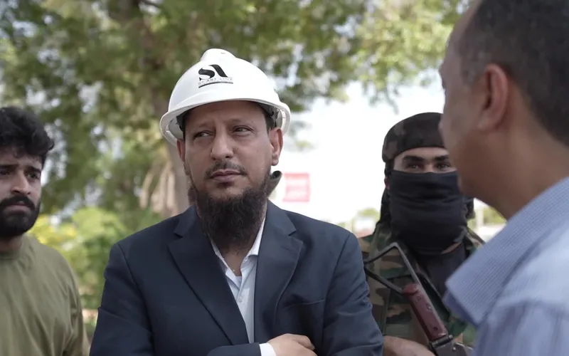 محافظ العاصمة عدن تفقد أعمال السلامة المرورية بطريق المطار ويوجه بمعالجة صخور طريق العقبة