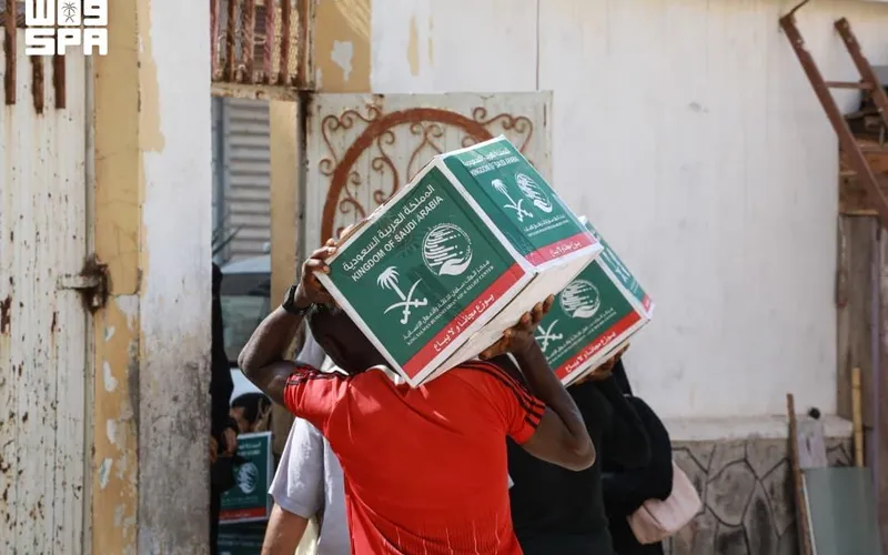 مركز الملك سلمان يوزع مساعدات للنازحين والمحتاجين في عدن وحضرموت ولحج