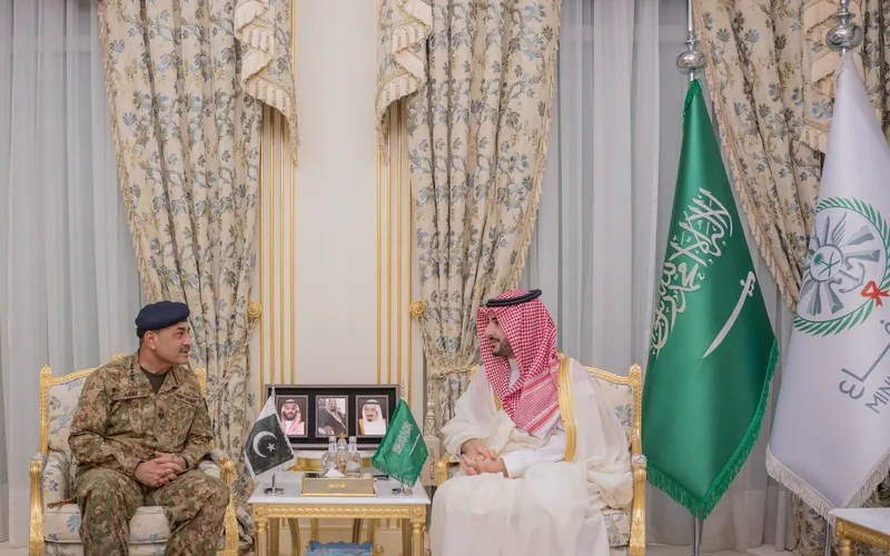 وزير الدفاع السعودي ونظيره الباكستاني يؤكدان مواصلة العمل المشترك لمواجهة الاعتداءات