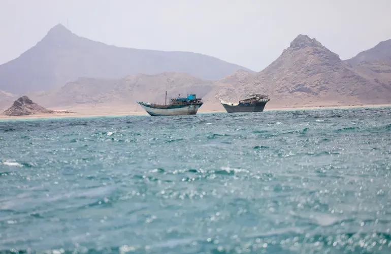 مليشيا الحوثي الإرهابية تداهم المحلات التجارية في حيس والخوخة والمخا وتختطف تجارًا