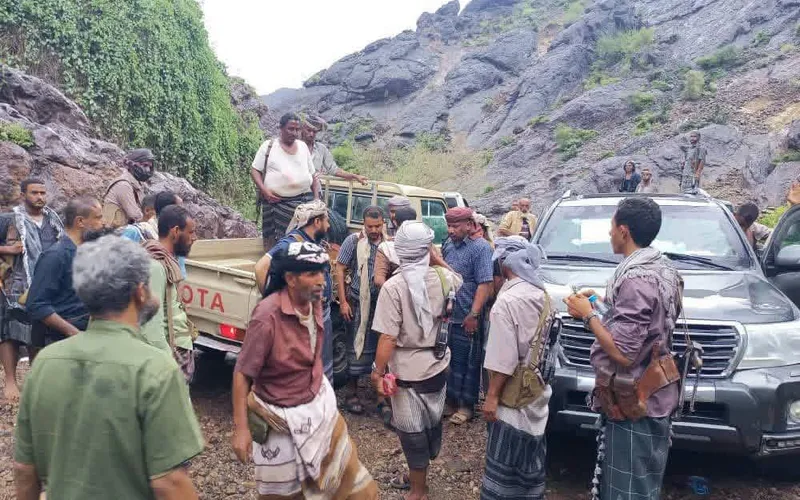 الشيخ عبدالرحمن شاهر يتفقد الخطوط الأمامية لجبهة الكعللة بمديرية المضاربة ورأس العارة
