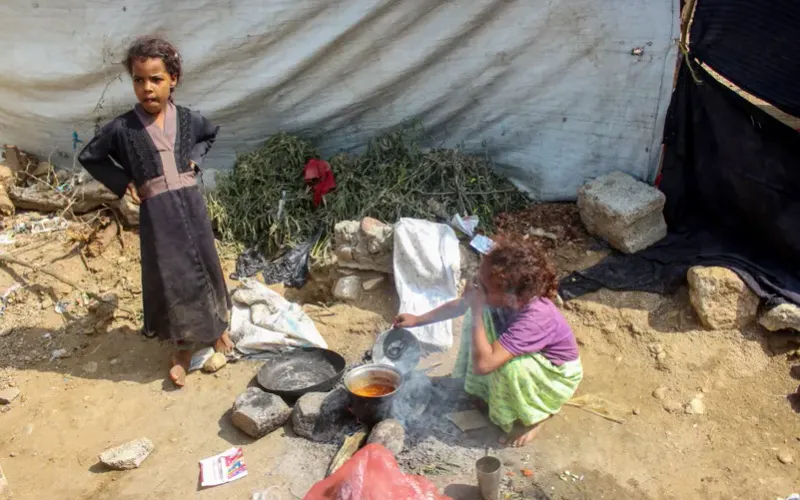 مجاعة ونزوح وتهجير.. ثالوث الإرهاب الحوثي يفتك بأطفال ونساء اليمن