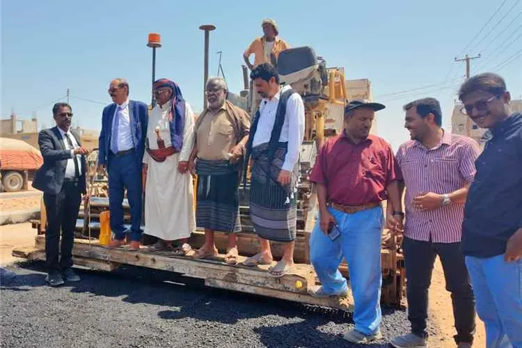 شبوة.. تدشين المرحلة الثانية من سفلتة الشارع الرئيس بمدينة عزان