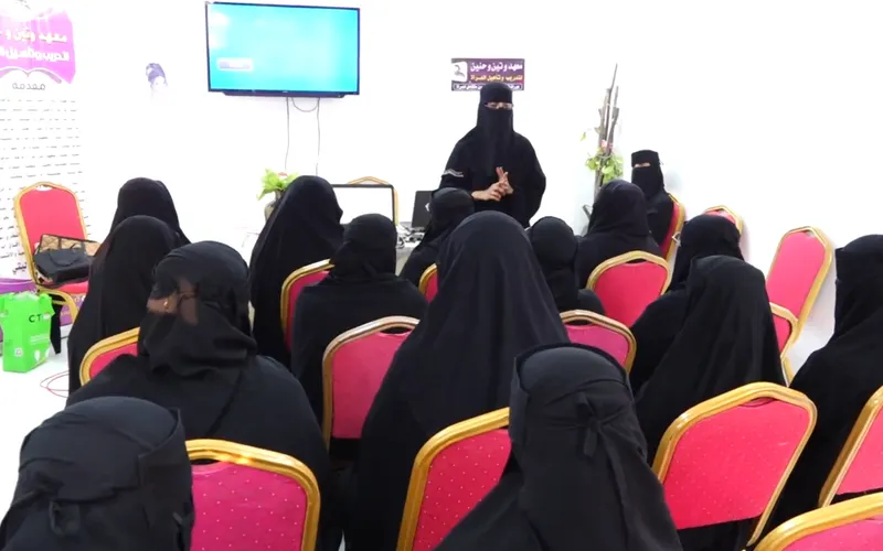 اختتام دورتين تدريبيتين للنساء في مجالي الطبخ ولغة الإشارة بسيئون