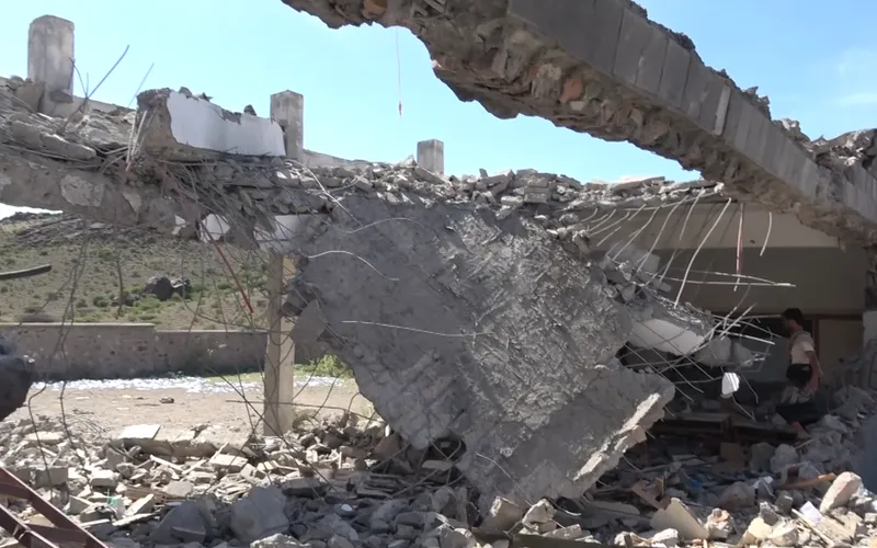 قصفاً بالصواريخ.. مليشيا الحوثي الإرهابية تدمر مدرسة تؤوي نازحين بلحج