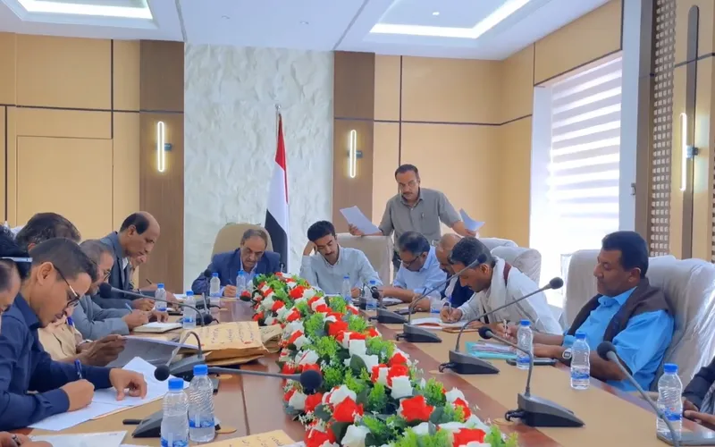 لجنة مناقصات شبوة تفتح مظاريف عطاءات أربعة مشاريع تربوية وإدارية