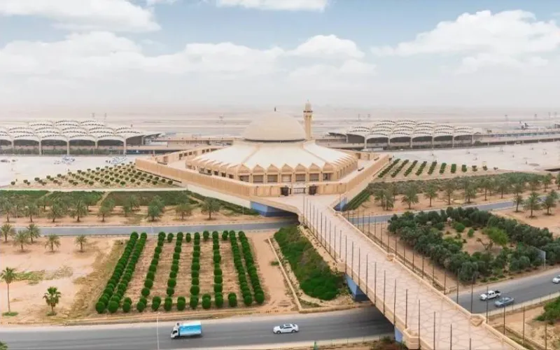 اليمن يدين الاعتداء الحوثي على مطار الملك خالد ويدعو المجتمع الدولي لحماية المدنيين وأمن المنطقة