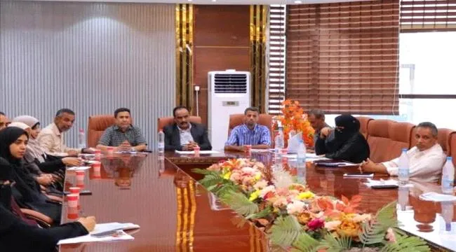 تنفيذي خور مكسر يناقش أداء الصرف الصحي والنظافة واحتياجات الأحياء