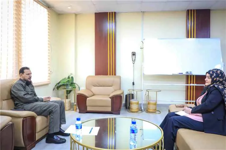 محافظ العاصمة عدن ووزيرة الشؤون القانونية يبحثان تعزيز الشفافية وحماية المال العام