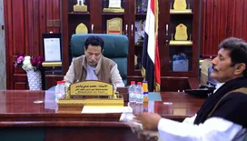 محافظ المهرة يناقش احتياجات مديرية شحن ويبحث استكمال الربط الكهربائي مع سلطنة عُمان