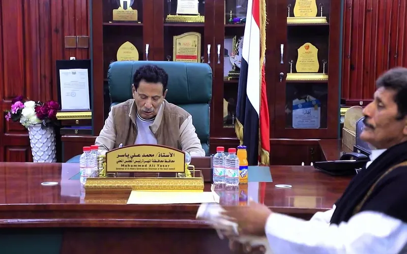 محافظ المهرة يناقش احتياجات مديرية شحن ويبحث استكمال الربط الكهربائي مع سلطنة عُمان