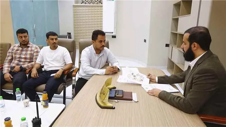 محافظ أبين يناقش تنفيذ مشاريع خدمية وإعادة تأهيل المجمع الحكومي