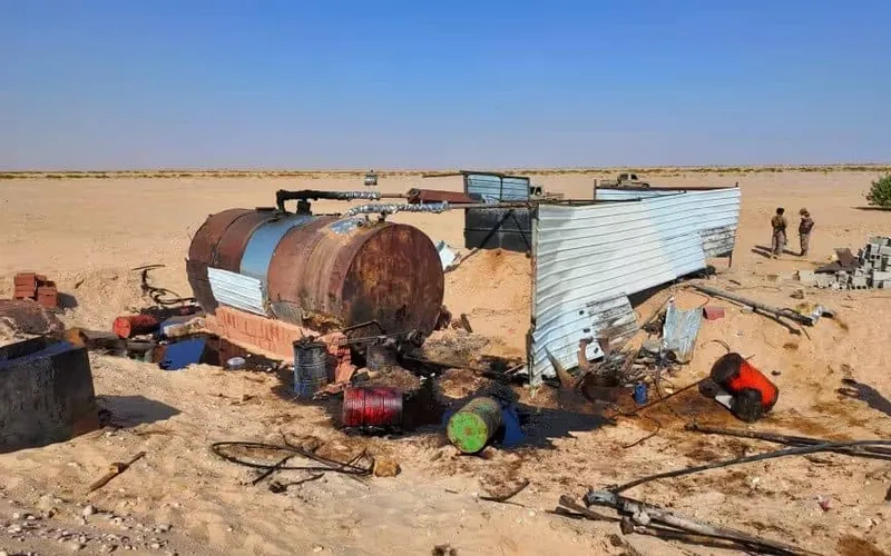 بتوجيهات المحافظ بن الوزير.. حملة أمنية تضبط معملاً غير نظامي لتكرير المشتقات النفطية في شبوة