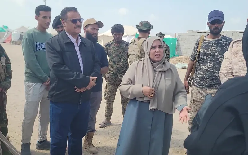 وزيرة الدولة لشؤون المرأة ومدير البريقة يتفقدان مخيم الفردوس ويطلعان على أوضاع النازحين