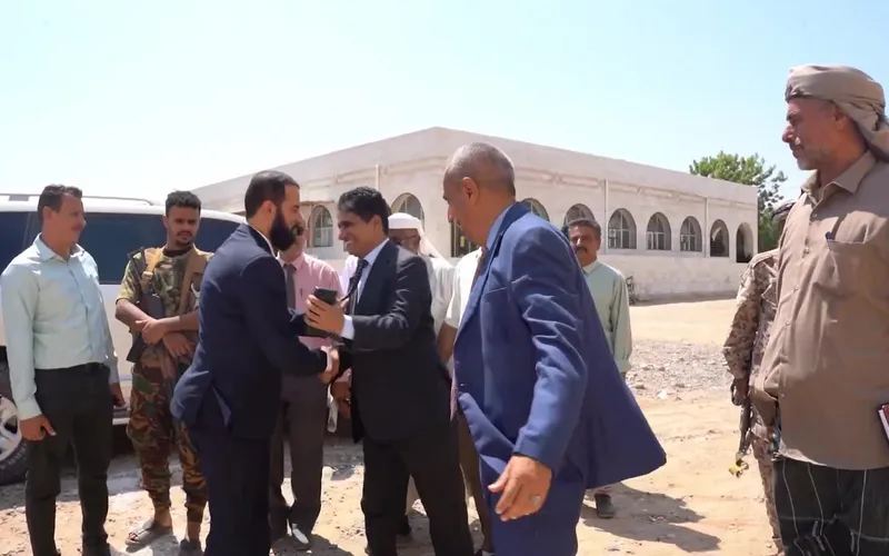 محافظ أبين يفتتح قرية سكنية تضم 20 وحدة للأسر الأشد احتياجاً في خنفر