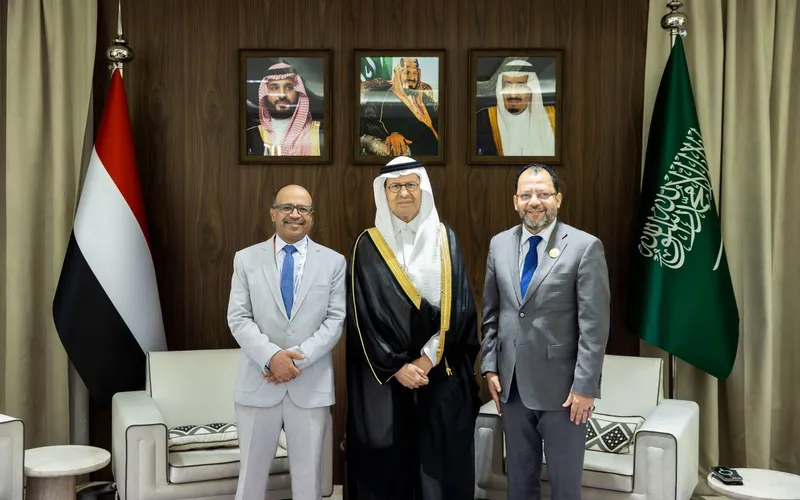 وزيرا النفط والكهرباء يبحثان مع وزير الطاقة السعودي تعزيز التعاون في قطاعات الطاقة