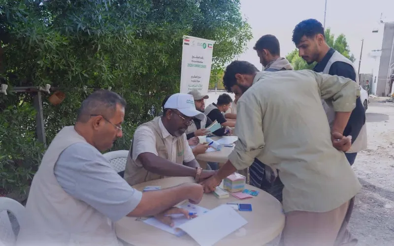 لحج.. تدشين توزيع سلال غذائية وحقائب إيوائية للنازحين والأسر الأشد احتياجًا