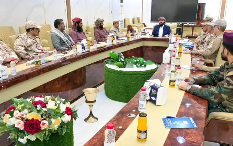 المحرمي يعقد اجتماعًا عسكريًّا بالعاصمة عدن لمناقشة المستجدات الميدانية ويوجّه برفع الجاهزية