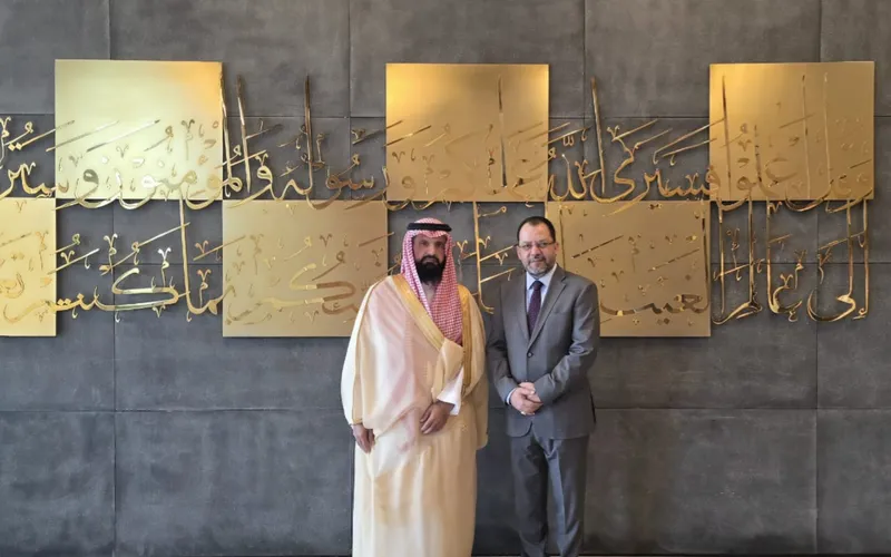 وزير الكهرباء ومساعد وزير الطاقة السعودي يبحثان الربط الكهربائي والتحول إلى الطاقة النظيفة