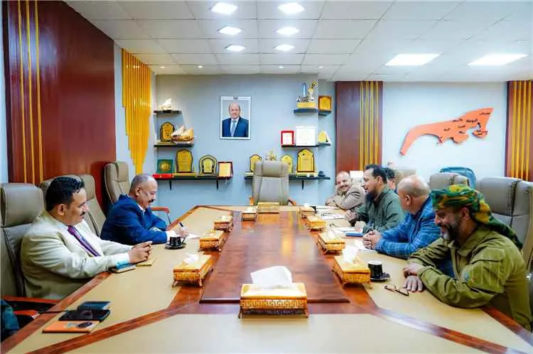 محافظ العاصمة عدن يناقش مع وزير النقل أوضاع المنافذ والمواصلات